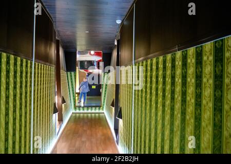 L'auto è capovolta sul soffitto nella casa Foto Stock