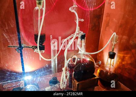 Vasi e matracci su fondo rosso con flusso di sangue attraverso i tubi Foto Stock
