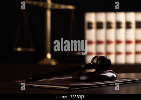 Gavel di corte, scala di giustizia, tema di legge. Avvocato martello avvocato tribunale sfondo composizione giudice concetto. Primo piano Foto Stock