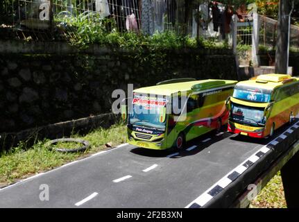 Bogor, Indonesia. 8 marzo 2021. Replica in miniatura 3D-stampato indonesiano bus papercraft a Bogor, Indonesia il 8 marzo 2021. (Foto di Adrian Adi/INA Photo Agency/Sipa USA) Credit: Sipa USA/Alamy Live News Foto Stock