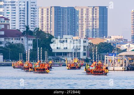 Bangkok, Thailandia - 12 dicembre 2019: Tradizionale processione della Grande Barge reale in occasione della cerimonia di incoronazione reale del Re Rama X a Chaopra Foto Stock