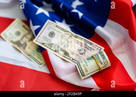 Bandiera americana su banconote assortite, dollari Foto Stock