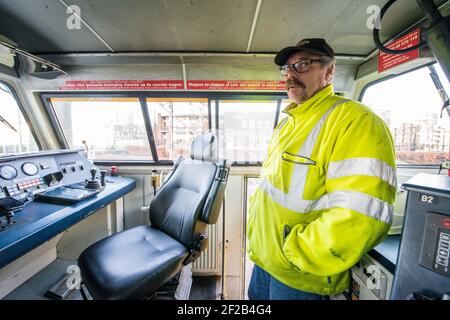 Rotterdam, Paesi Bassi. Conducente di un treno di supporto diesel, di sesso maschile e medio adulto, che sostiene un grande lavoro di revisione sui binari del treno da parte di un subappaltatore dell'organizzazione ProRail. Rotterdam, Zuid-Olanda. Trein machinist van een diesel goederentrein onderteund het groot onderhoud aan het spoor van de Willemboortunnel door een onderaannemer van ProRail. Foto Stock