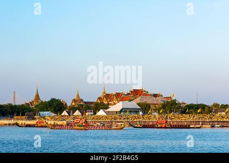 Bangkok, Thailandia - 12 dicembre 2019: Tradizionale processione della Grande Barge reale in occasione della cerimonia di incoronazione reale del Re Rama X sul Chaofr Foto Stock