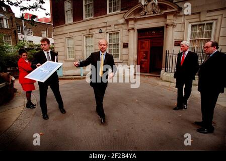 IL LEADER DI TORY WILLIAM HAGUE SETTEMBRE 1998 PASSA LA CARTA PER LE SCHEDE DELLE DIMENSIONI DI ' PHOTO CALL ' AL SUO RESPONSABILE DELLA STAMPA, MENTRE LORD PARKINSON E MICHAEL ANCRAM SI GUARDANO DOPO IL LANCIO DELLA STAMPA ANNUNCIANDO L'INVIO DI SCHEDE PER IL VOTO IN MONETA UNICA. Foto Stock