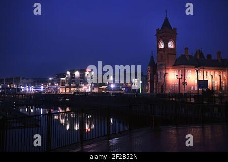 Regno Unito Novembre 2020 Cardiff Galles UK Cardiff Bay all'alba, The Pierhead Building Picture di Richard Williams Foto Stock