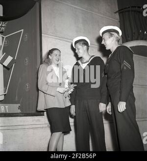 marinai degli anni '40 in partenza. Due marinai danesi a Stoccolma che parlano con una ragazza bionda in una notte in città. Svezia 1947 rif AD32-5 Foto Stock