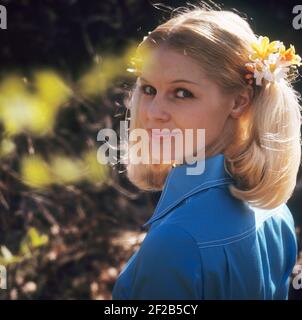 Negli anni '60. Una giovane donna con lunghi capelli biondi. Svezia 1968 Foto Stock