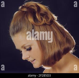 Negli anni '60. Una giovane donna con un tipico hairdo degli anni '60. Svezia 1968 Foto Stock