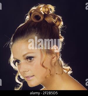 Negli anni '60. Una giovane donna con un tipico hairdo degli anni '60. Svezia 1968 Foto Stock