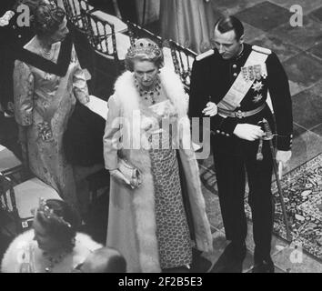 Re Harald di Norvegia. Raffigurato quando è principe di corona e partecipando al matrimonio della principessa danese Benedikte. La principessa svedese Sibylla tiene il braccio. 1968 Foto Stock