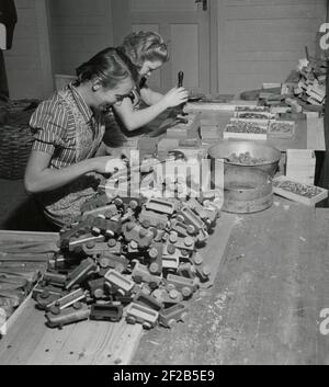 Produzione di giocattoli negli anni '40. Interni della fabbrica di toymaker svedese Westroths i Kulltorp. Due donne stanno montando le rotelle sui treni di giocattoli di legno che erano giocattoli classici del bambino. Svezia 1940 Foto Stock