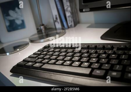 Primo piano della tastiera di un computer in un ufficio domestico. Foto Stock