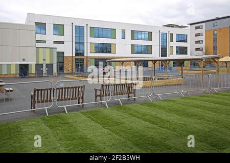 Scuola primaria ricostruita di recente a Stockwell, a sud di Londra, Regno Unito. Vista esterna che mostra il parco giochi e gli spazi ricreativi. Foto Stock