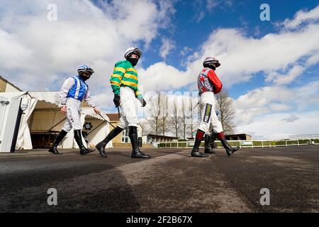 I jockeys Kieren Buckley (a sinistra), Richie McLernon e Sam Twiston-Davies si recheranno all'anello della parata per la prima gara della giornata all'ippodromo di Wincanton il 11 marzo 2021 a Wincanton, Inghilterra. A causa della pandemia del coronavirus, i proprietari e il pubblico pagante non potranno partecipare alla riunione. (Foto di Alan Crowhurst/Getty Images) all'ippodromo di Wincanton. Data immagine: Giovedì 11 marzo 2021. Foto Stock