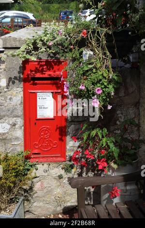 Scatola per montaggio a parete con montante rosso inglese Foto Stock