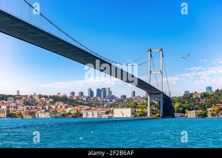 Il Ponte sul Bosforo e la moderna vista di Istanbul Foto Stock