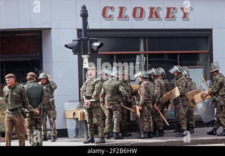 BELFAST, REGNO UNITO - MAGGIO 1972. Truppe dell'Esercito britannico con gli attrezzi anti-Riot nel centro della città di Belfast durante le difficoltà, Irlanda del Nord, anni '70 Foto Stock