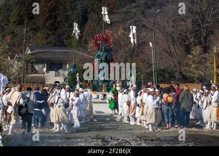 Statua di Izuna Daigongen orologi giapponesi a piedi su carbone bruciante a Hiwatari Matsuri - Fire Walking Festival, Monte Takao, Hachioji, Giappone Foto Stock