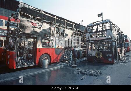 BELFAST, REGNO UNITO - AGOSTO 1976. Benzina bombardato Belfast City bus in deposito durante i problemi, Irlanda del Nord, anni settanta Foto Stock