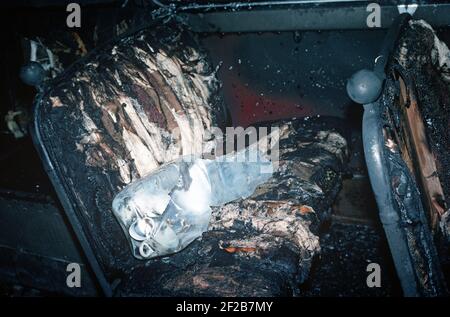 BELFAST, REGNO UNITO - AGOSTO 1976. Bomba a fuoco a benzina ha bombardato Belfast City bus in deposito durante i problemi, Irlanda del Nord, anni 70 Foto Stock