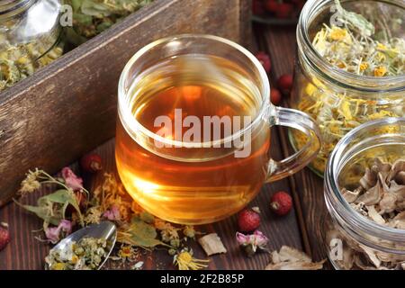 Tè alle erbe e vasetti con erbe aromatiche secche: Camomilla, tiglio, calendula, burdock, rosehips e fiori, closeup, copia spazio, naturopatia e natu Foto Stock