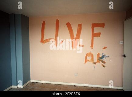 BELFAST, REGNO UNITO - APRILE 1974. UVF, Ulster Volunteer Force Graffiti in Casa recentemente abbandonato durante i problemi, Irlanda del Nord, anni 70 Foto Stock