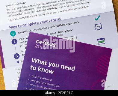 Opuscolo e lettera inviati alle famiglie britanniche contenenti un codice di accesso per completare online il censimento del Regno Unito 2021. Foto Stock