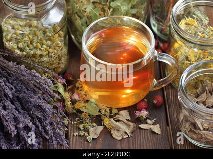 Tè alle erbe e vasetti con erbe aromatiche secche: Camomilla, tiglio, calendula, burdock, rosehips e fiori, closeup, copia spazio, naturopatia e natu Foto Stock