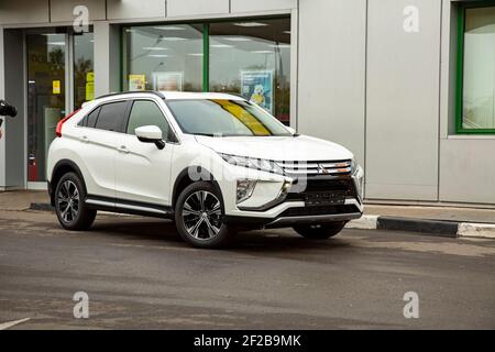 MOSCA, RUSSIA - 30 SETTEMBRE 2019: Esterno della nuova SUV auto Mitsubishi Eclipse Cross. сcrossover sulla strada cittadina Foto Stock