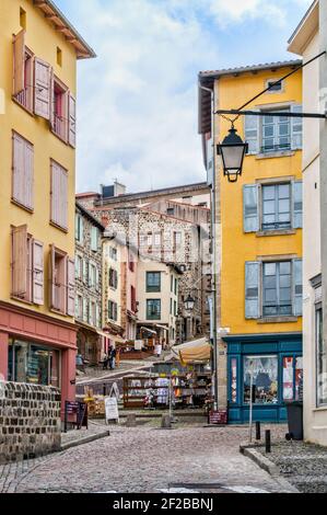 Rue Grangevieille nel centro storico di le Puy-en-Velay, dipartimento dell'alta Loira, regione Auvergne-Rhône-Alpes, Francia Foto Stock