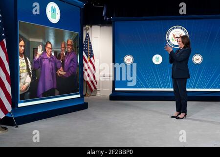 Washington, Stati Uniti d'America. 11 Marzo 2021. Il Vice Presidente degli Stati Uniti Kamala Harris, ha un cerimoniale virtuale che ha giurato per marcia Fudge come Segretario per l'edilizia abitativa e lo sviluppo urbano, dal South Court Auditorium nell'Eisenhower Executive Office Building della Casa Bianca 10 marzo 2021 a Washington, DC Credit: Planetpix/Alamy Live News Foto Stock