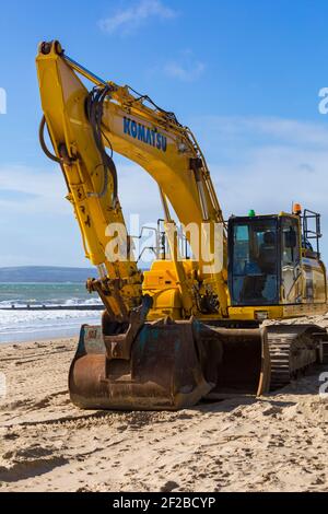 Komatsu PC360 LC escavatore idraulico - programma di rinnovo groyne in legno che si svolge in spiaggia ad Alum Chine, Bournemouth, Dorset UK nel mese di marzo Foto Stock