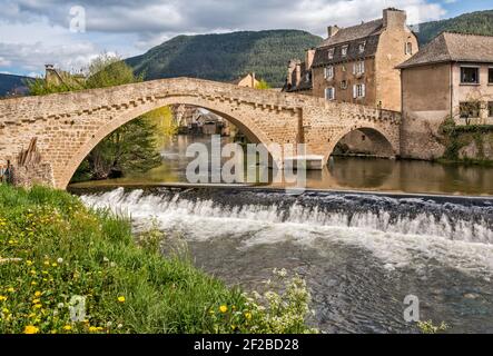 Pont Notre-Dame, 13 ° secolo ponte sul fiume Lot a Mende, dipartimento Lozere, regione Occitanie, Francia Foto Stock