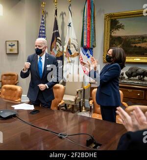 Washington, Stati Uniti d'America. 10 marzo 2021. Il presidente degli Stati Uniti Joe Biden e il vice presidente Kamala Harris, reagiscono dopo che la Camera ha passato il piano americano di salvataggio fornendo il rilievo di COVID mentre hanno guardato dalla stanza del gabinetto la Casa Bianca 10 marzo 2021 a Washington, DC accreditamento: Planetpix/Alamy in tensione News Foto Stock