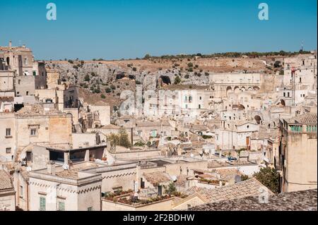 Vista sulle case scavate nella grotta dei sassi a Matera, Basilicata Foto Stock