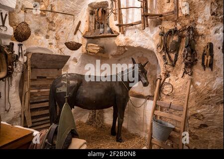 All'interno di Casa Grotta in una grotta dei Sassi abitata a Matera, Basilicata Foto Stock