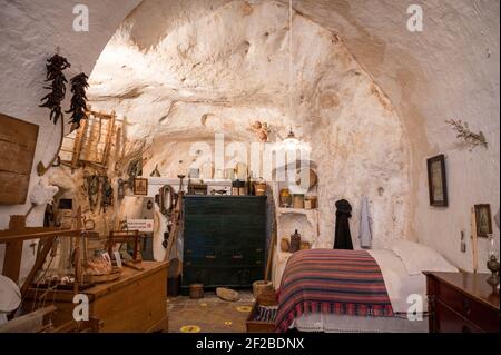 All'interno di Casa Grotta in una grotta dei Sassi abitata a Matera, Basilicata Foto Stock