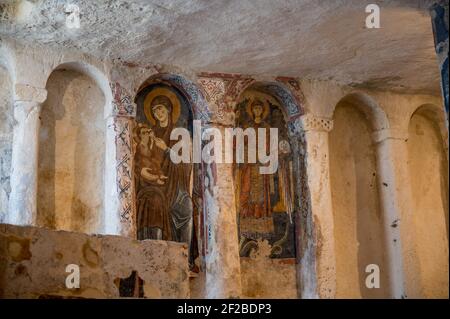 Arti murali all'interno di una chiesa rupestre di Matera, Basilicata Foto Stock