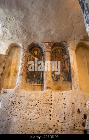 Arti murali all'interno di una chiesa rupestre di Matera, Basilicata Foto Stock