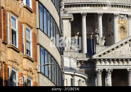 Londra, Inghilterra, Regno Unito. Cattedrale di San Paolo e edificio più moderno sulla collina di Ludgate Foto Stock