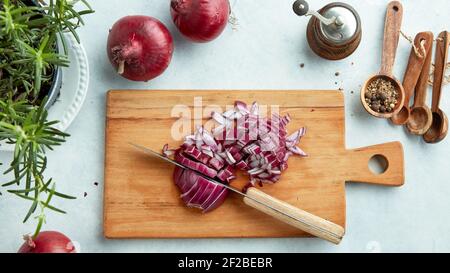 cipolle rosse tritate su tagliere di legno, vista dall'alto Foto Stock