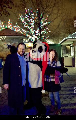 Persone con mascotte allo Zoo Lights Night allo Smithsonian National Zoological Park nel dicembre di ogni anno per celebrare la stagione. Foto Stock