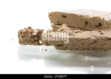 pezzo di halva dolce isolato su sfondo bianco Foto Stock