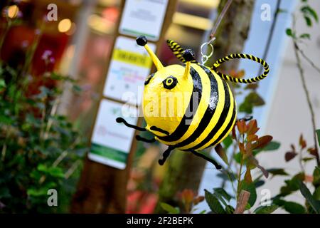 Oldenburg, Germania. 3 agosto 2019. La figura di un'ape in un giardino cittadino nel centro di Oldenburg (Germania), 03 agosto 2019. Credit: dpa/Alamy Live News Foto Stock