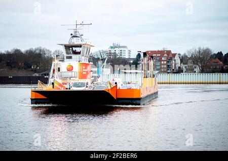 Berna, Germania. 14 gennaio 2021. Un traghetto per auto tra Brema-Blumenthal e Motzen sul fiume Weser vicino a Berna (Germania), 14 gennaio 2021. Credit: dpa/Alamy Live News Foto Stock