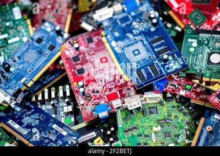 Norden, Germania. 13 maggio 2020. Numerose schede a circuito stampato in una scatola di un'azienda di smistamento di rifiuti elettronici a Norden (Germania), 13 maggio 2020. Credit: dpa/Alamy Live News Foto Stock