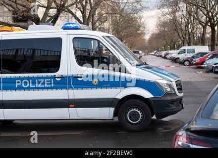 Berlino, Germania. 11 Marzo 2021. Una macchina di polizia è parcheggiata attraverso la strada a Görlitzer Park. Secondo le informazioni iniziali, un ufficiale ha sparato un colpo durante un'operazione della polizia là. Attualmente non sono disponibili informazioni sullo sfondo. Credit: Paul Zinken/dpa-Zentralbild/dpa/Alamy Live News Foto Stock