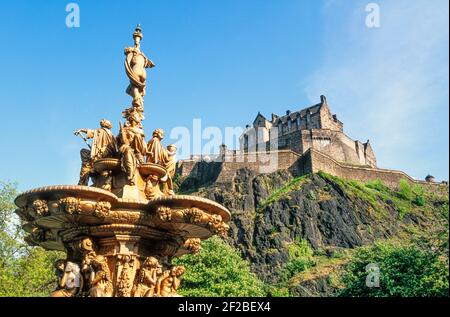2000 Edinburgh Ross Fountain Edinburgh Ornate Ross Fountain in West Princes Street Gardens Edinburgh Castle Edinburgh Midlothian Scotland GB UK Europe. Ross Fountain è una struttura in ghisa situata a West Princes Street Gardens, Edimburgo. È stato installato nel 1872 e restaurato nel 2018. La Fontana Ross è stata prodotta presso la fonderia di ferro a Sommevoire, in Francia. Fu una mostra alla Grande esposizione del 1862.fu acquistata dal costruttore Daniel Ross nel 1862 per £2,000 e regalata alla città di Edimburgo. Fu trasportato a Leith nel 1869 in 122 pezzi. Fu restaurato nel 2001. Foto Stock