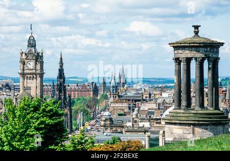 2000 Edimburgo Scozia Edimburgo Edimburgo Calton Hill Edimburgo Dugald Stewart Monument, centro città e skyline di Edimburgo, Calton Hill, Edimburgo, Midlothian, Scozia, Regno Unito, GB, Europa. Costruito nel 1831, questo monumento in cima alla collina di Dugald Stewart è stato modellato sulla Torre dei Venti di Atene. La collina di Calton e' una collina prominente con monumenti neoclassici e ampie vedute dello skyline della citta' e del Balmoral Hotel Foto Stock